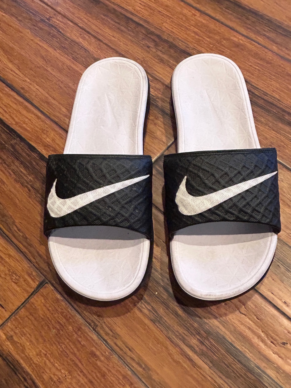 Nike Benassi SolarSoft Slides. Black/white. Very good condition. Size 9.